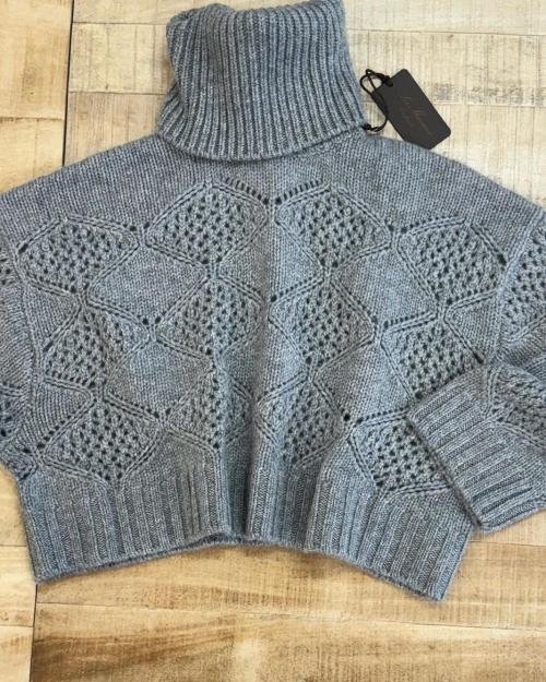 Dolcevita corto oversize traforato in cashmere